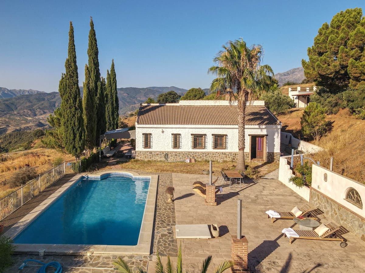 Detached Villa in Alozaina — photo 1 of 10