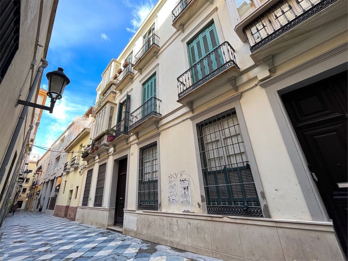 Middle Floor Apartment in Málaga Centro — photo 1 of 10