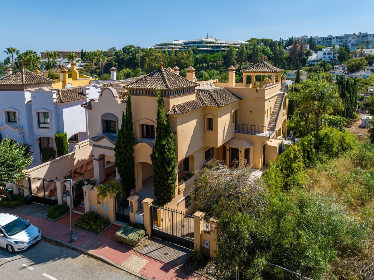Semi-Detached House in Puerto Banús — photo 1 of 10