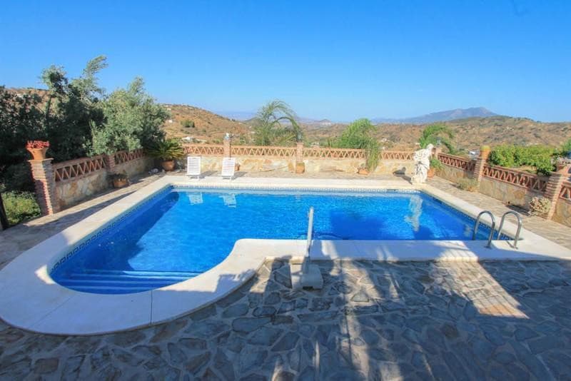 Detached Villa in Guaro — photo 3 of 10