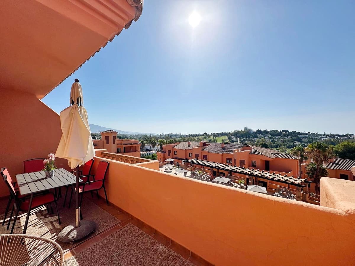 Middle Floor Apartment in El Paraiso — photo 1 of 10