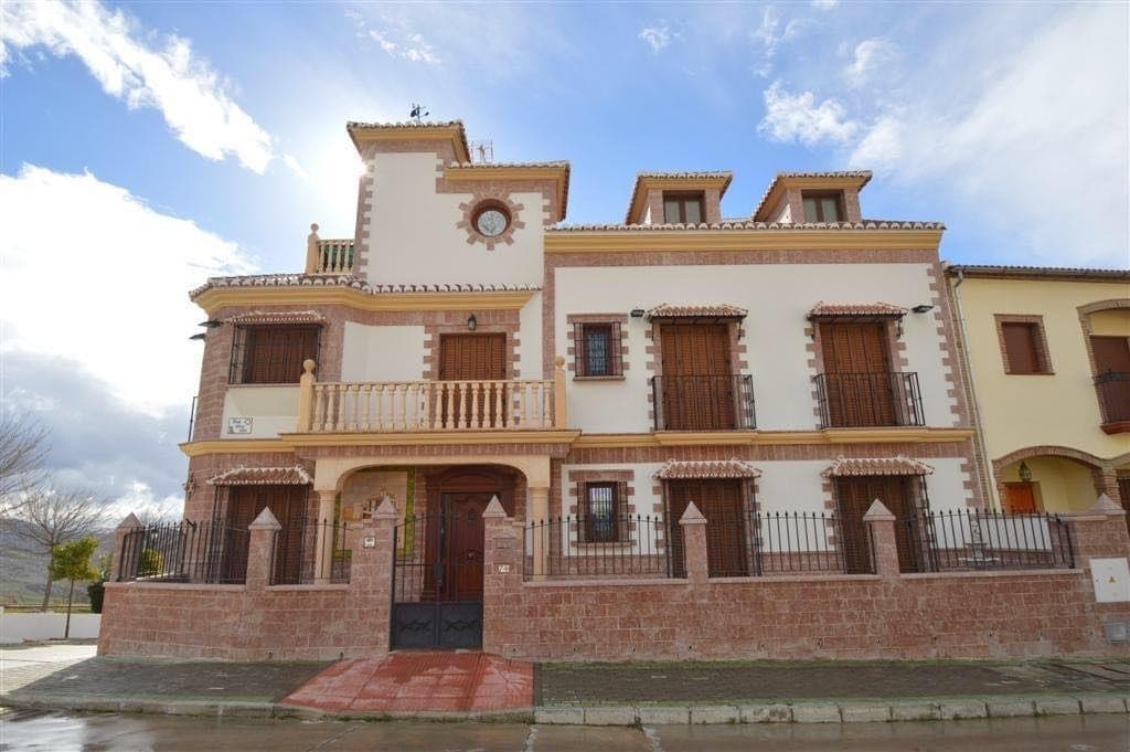 Detached Villa in Villanueva De La Concepcion — photo 1 of 10