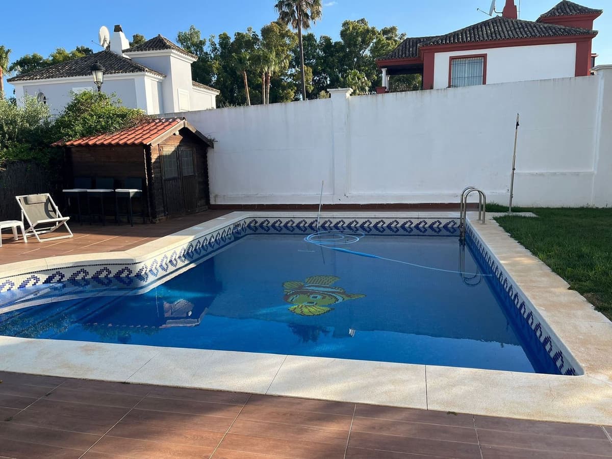 Detached Villa in La Duquesa — photo 2 of 13