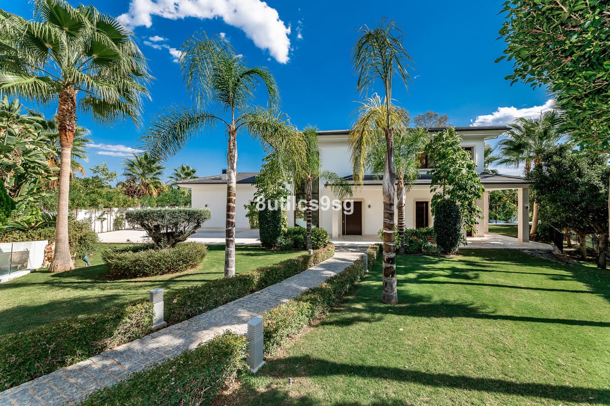 Detached Villa in Nueva Andalucía — photo 1 of 10