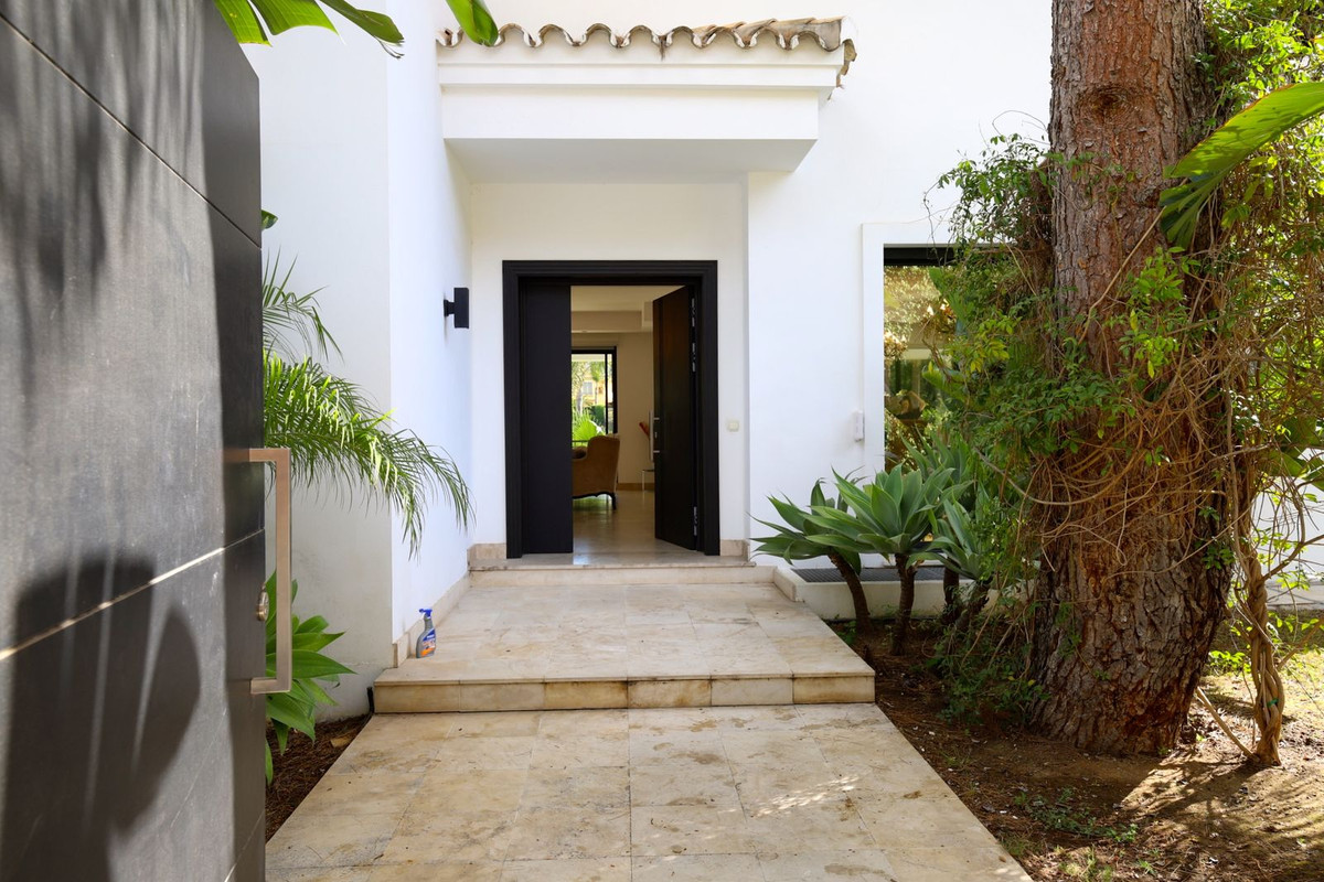 Detached Villa in Nueva Andalucía — photo 2 of 10