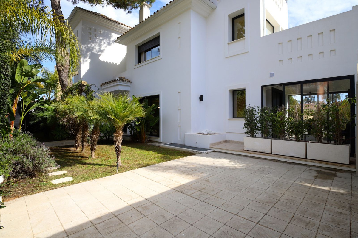 Detached Villa in Nueva Andalucía — photo 3 of 10