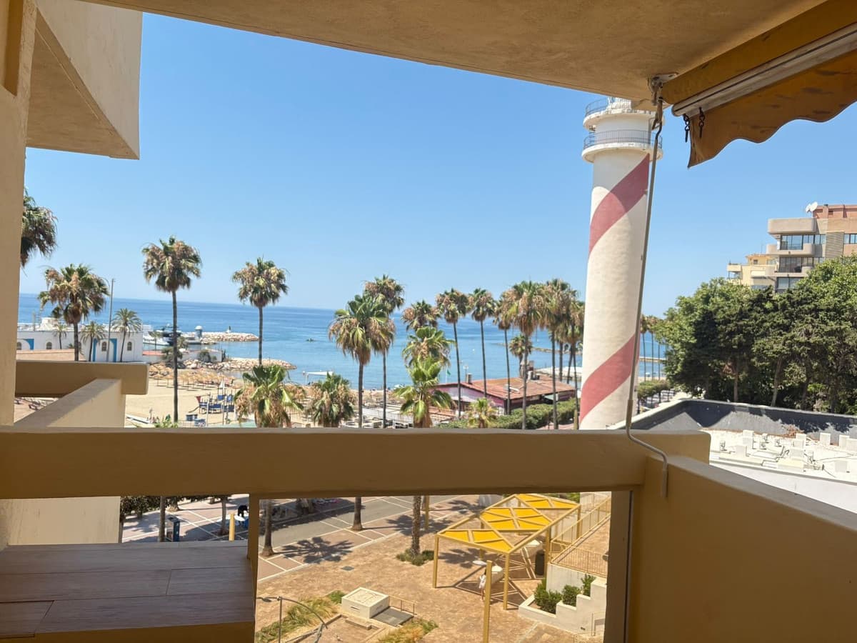 Middle Floor Apartment in Marbella — photo 1 of 10