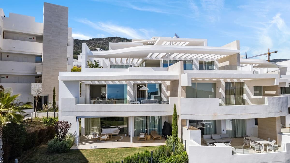 Middle Floor Apartment in Marbella — photo 1 of 10