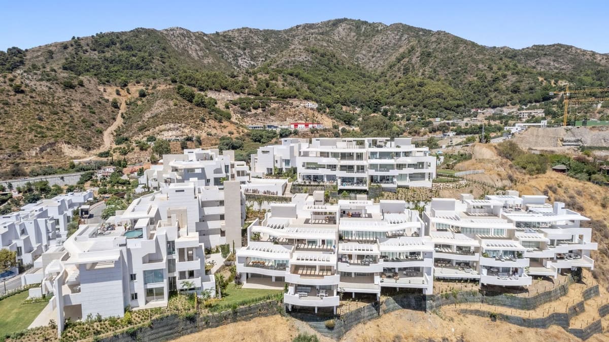 Middle Floor Apartment in Marbella — photo 3 of 10