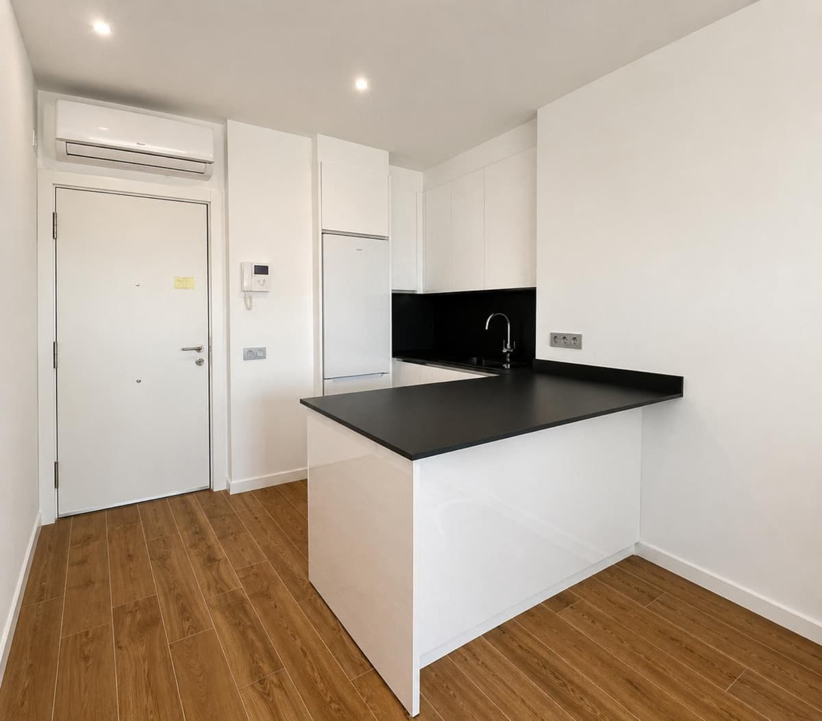 Middle Floor Apartment in Málaga Centro — photo 2 of 10