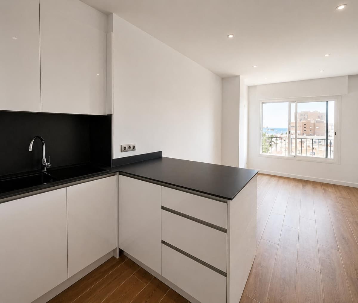 Middle Floor Apartment in Málaga Centro — photo 4 of 10