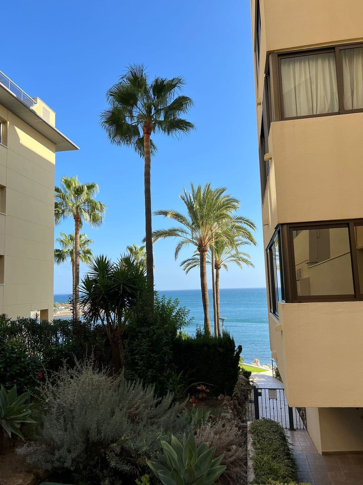 Middle Floor Apartment in Estepona — photo 3 of 10