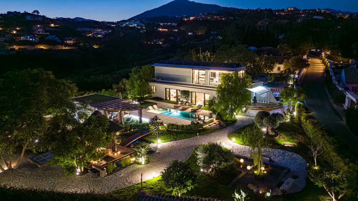 Detached Villa in Benahavís — photo 1 of 10