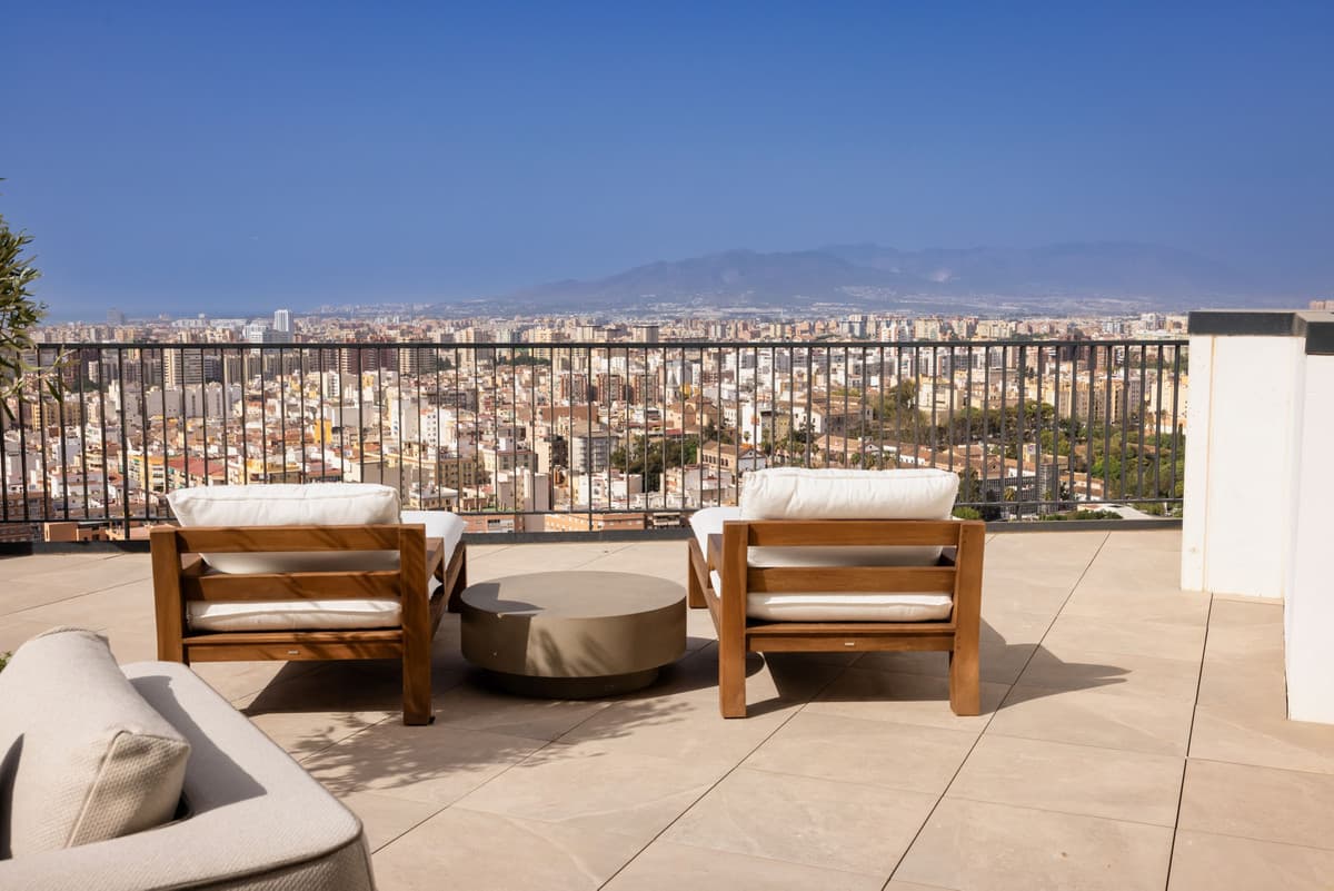 Middle Floor Apartment in Málaga Centro — photo 1 of 10