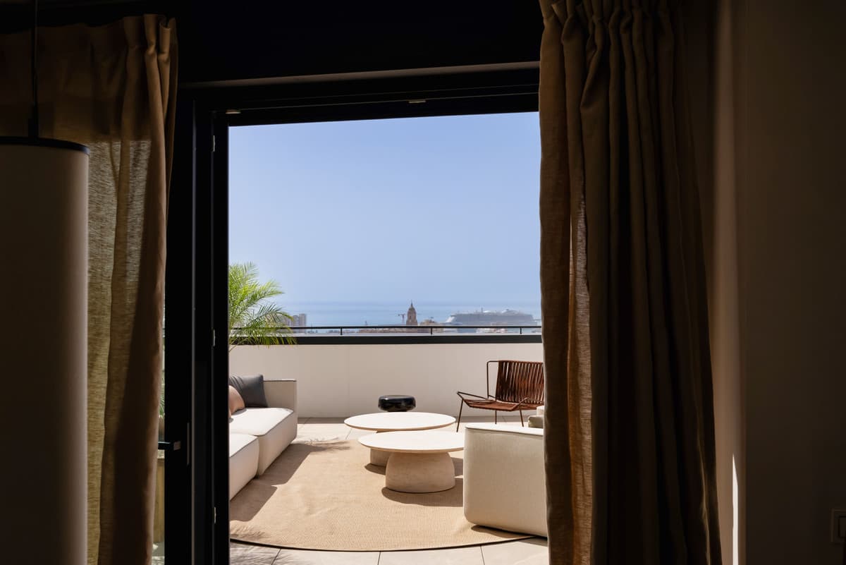 Middle Floor Apartment in Málaga Centro — photo 2 of 10