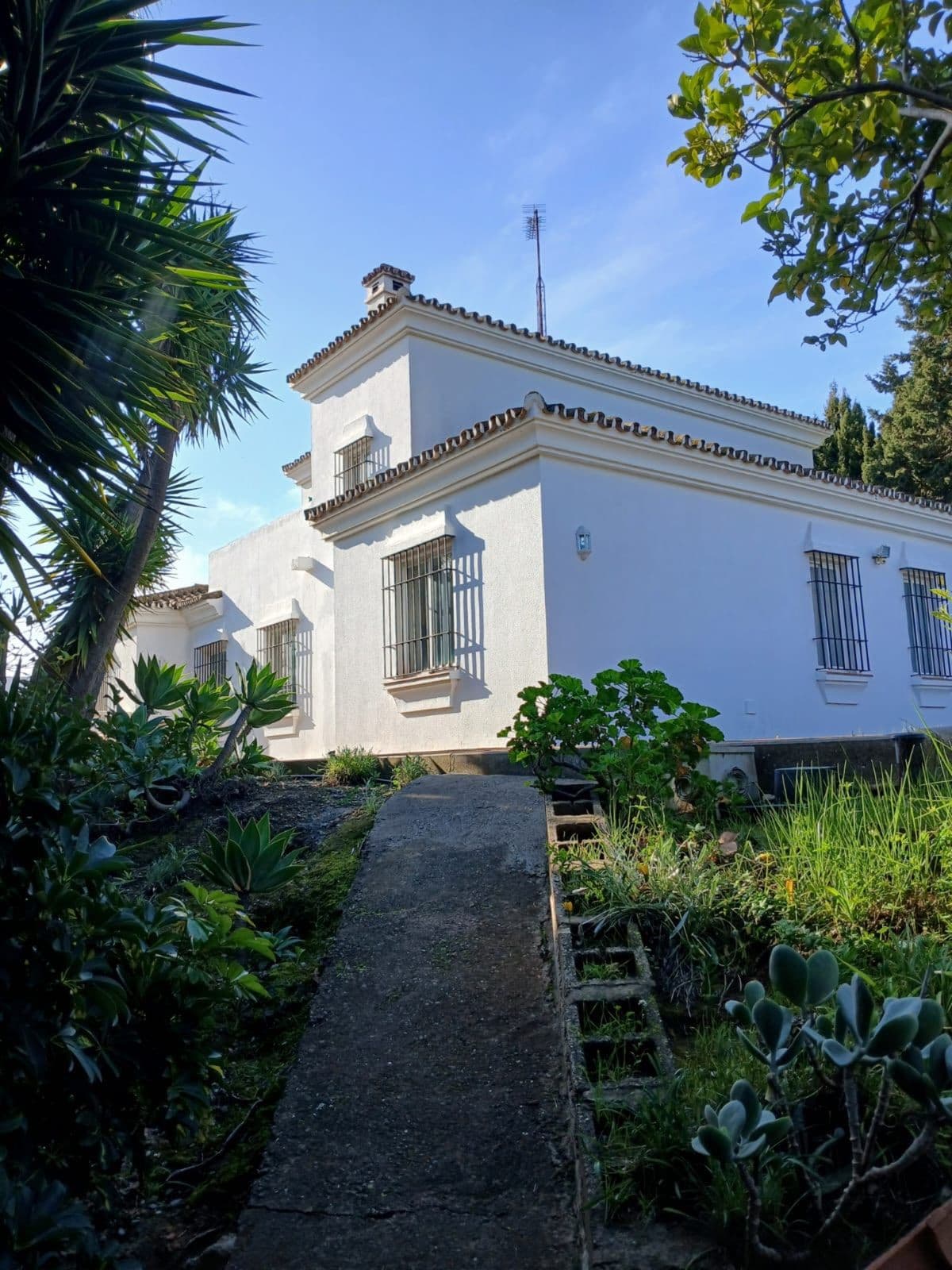 Detached Villa in Pueblo Nuevo de Guadiaro — photo 1 of 10