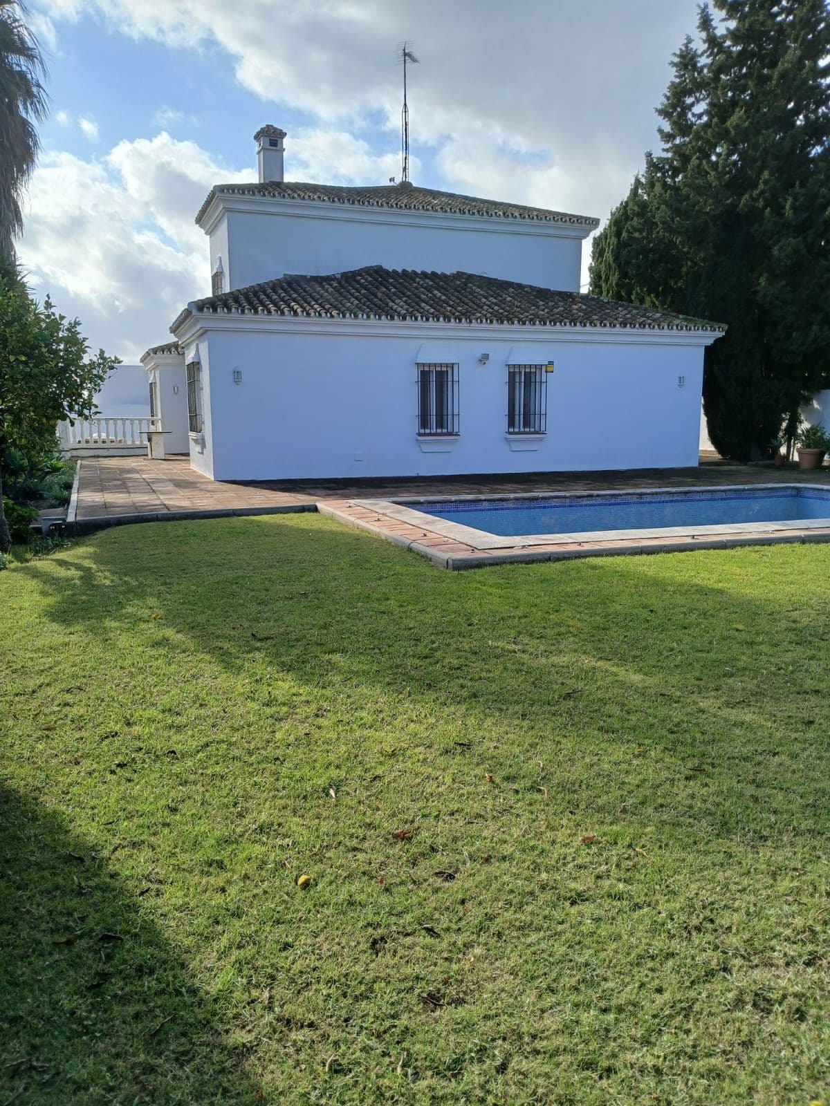 Detached Villa in Pueblo Nuevo de Guadiaro — photo 2 of 10