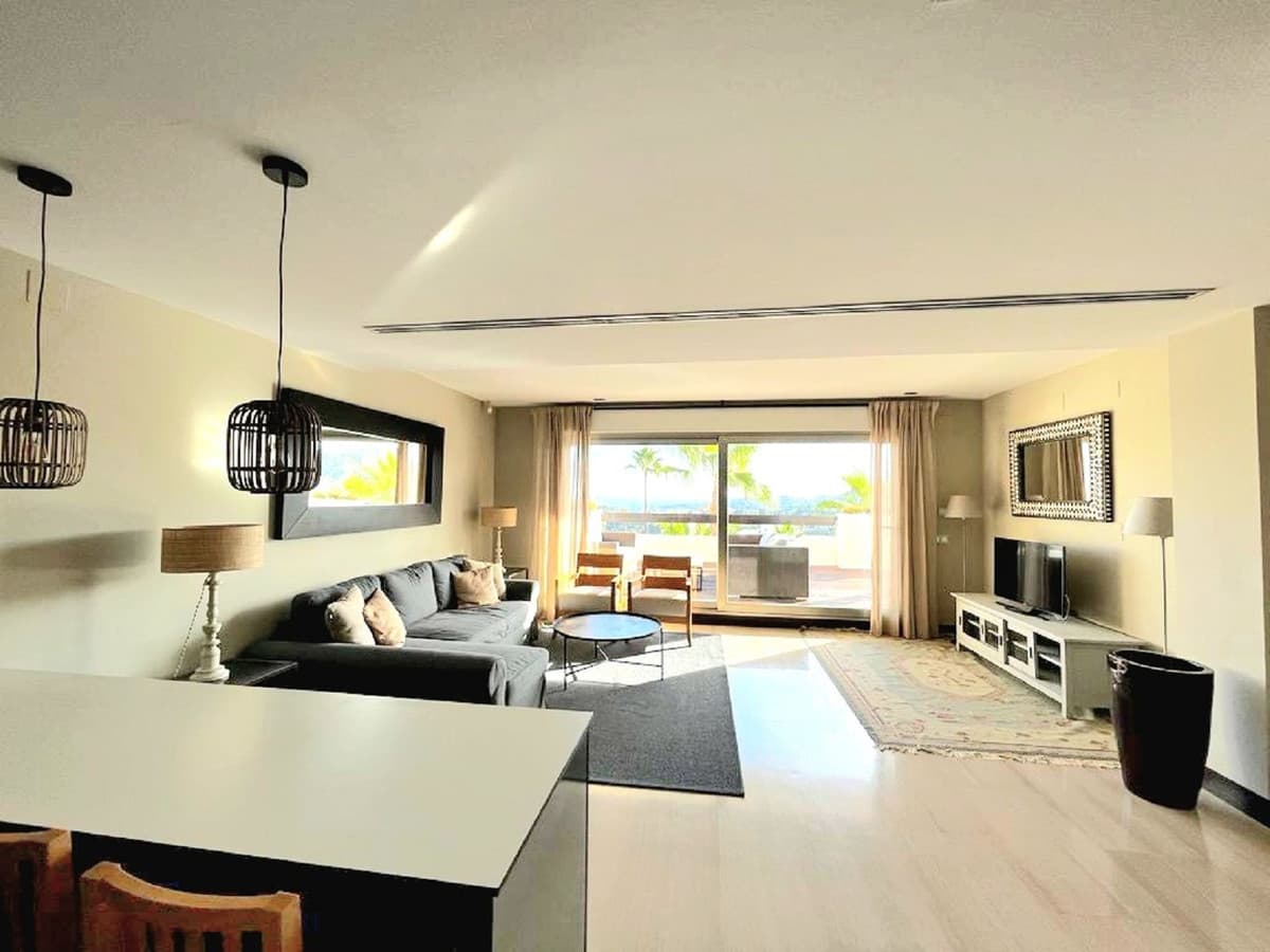 Middle Floor Apartment in Benahavís — photo 4 of 10