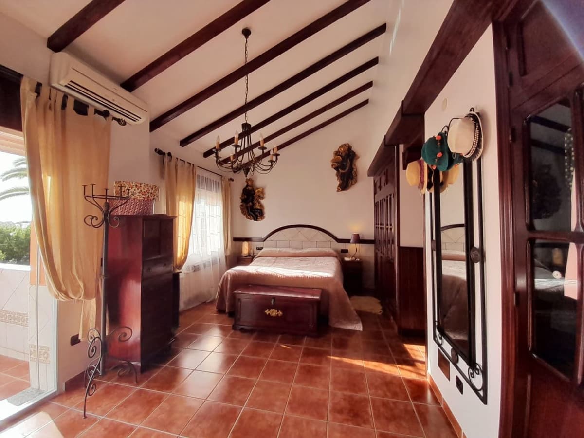 Townhouse in Las Lagunas — photo 2 of 10