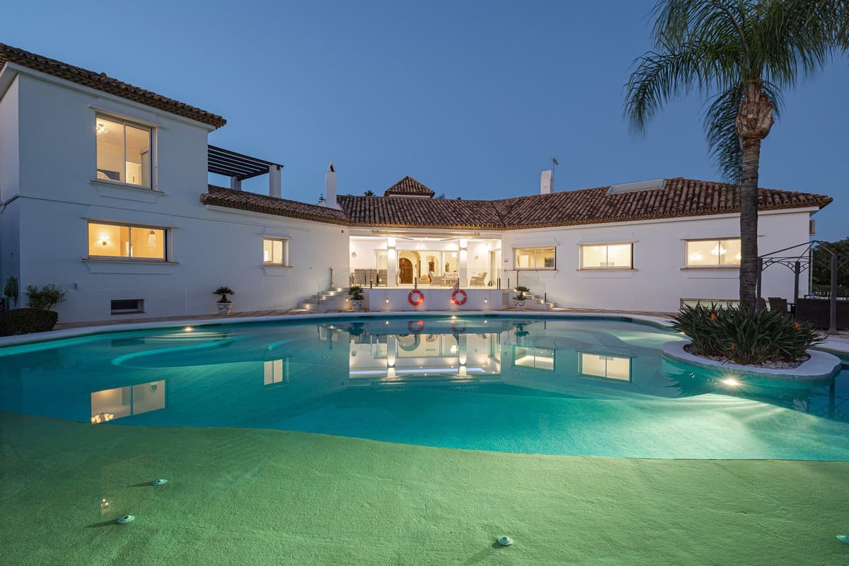 Detached Villa in El Paraiso — photo 1 of 10