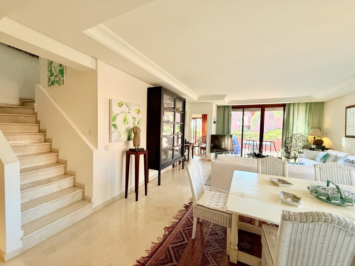Middle Floor Apartment in Estepona — photo 3 of 10