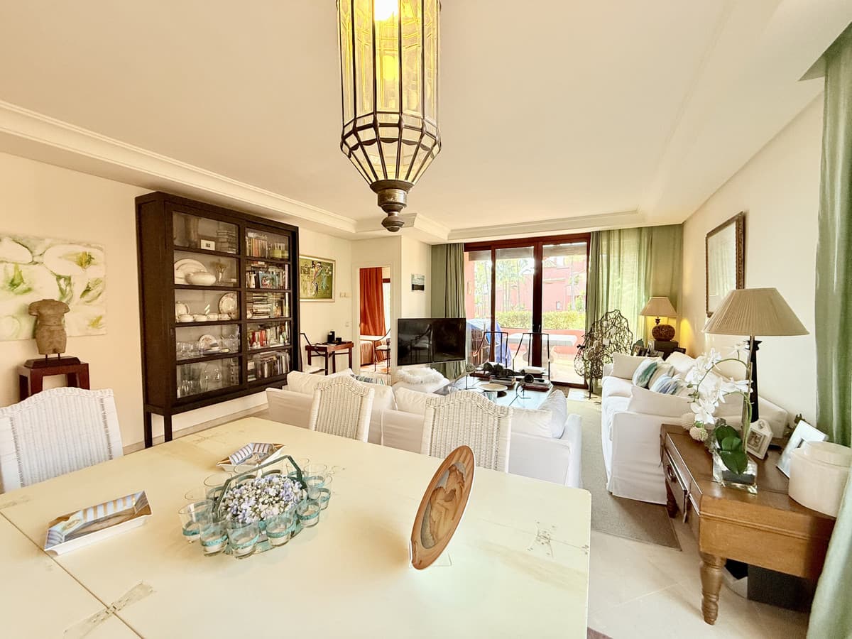 Middle Floor Apartment in Estepona — photo 4 of 10