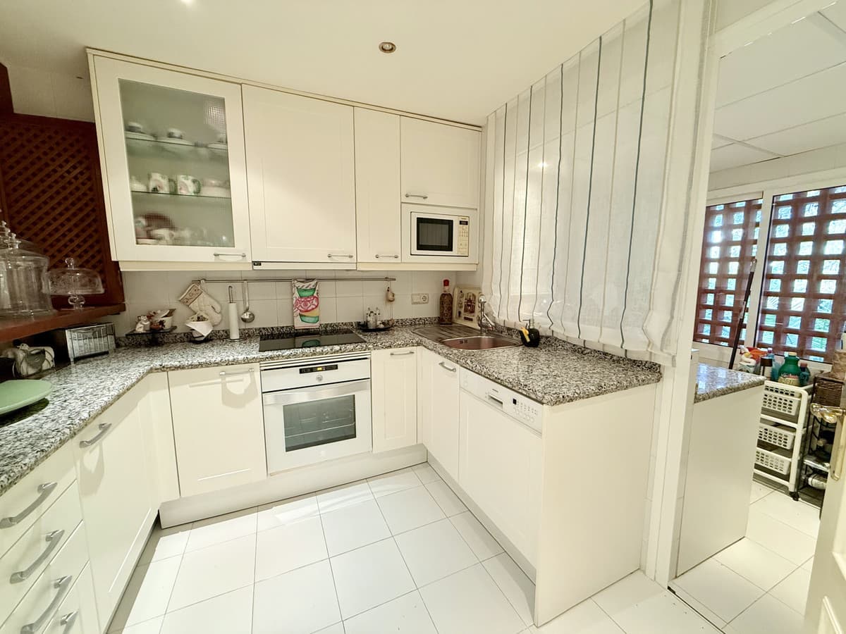 Middle Floor Apartment in Estepona — photo 5 of 10