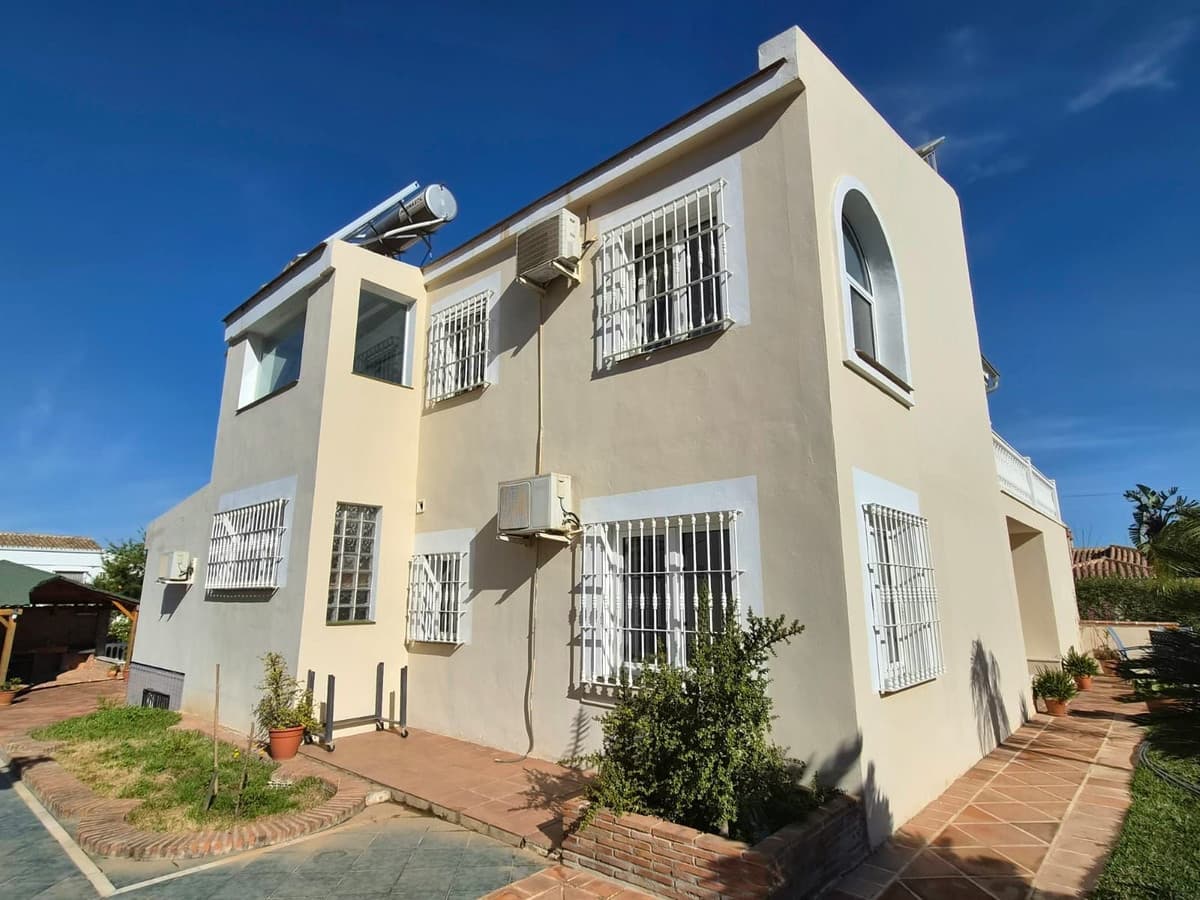 Detached Villa in Alhaurín de la Torre — photo 1 of 10