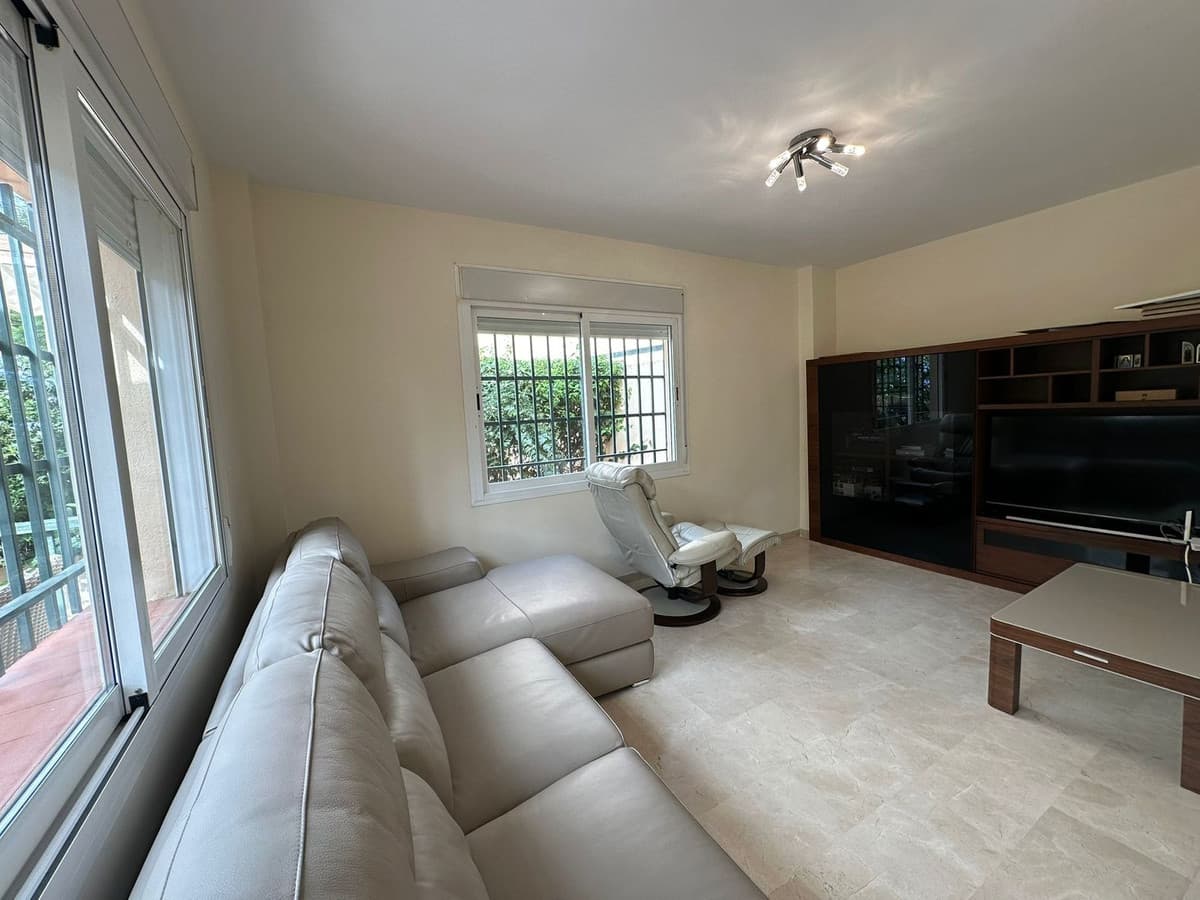 Semi-Detached House in Miraflores — photo 7 of 10