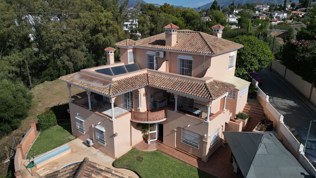 Detached Villa in San Pedro de Alcántara — photo 1 of 10
