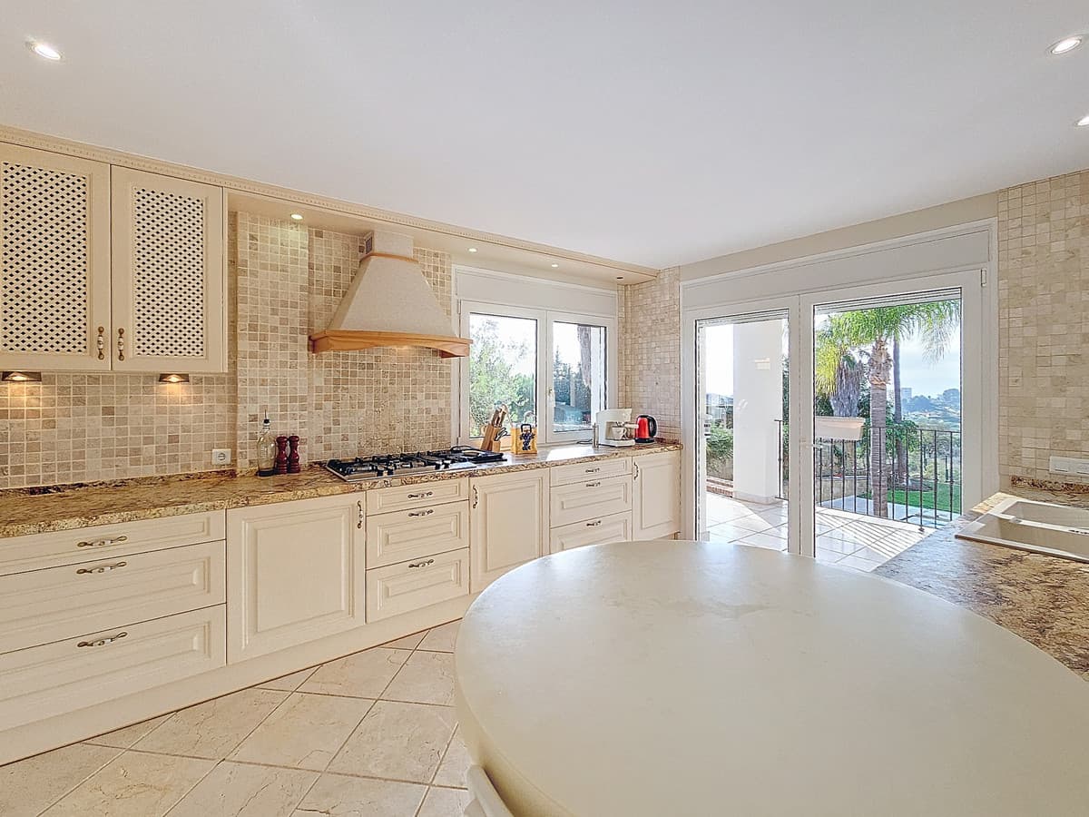 Detached Villa in Estepona — photo 3 of 10