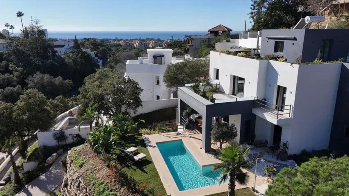 Detached Villa in Elviria — photo 1 of 10