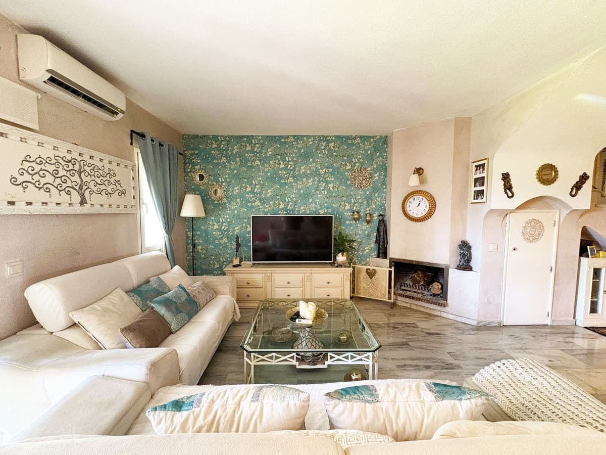 Semi-Detached House in Bel Air — photo 3 of 10