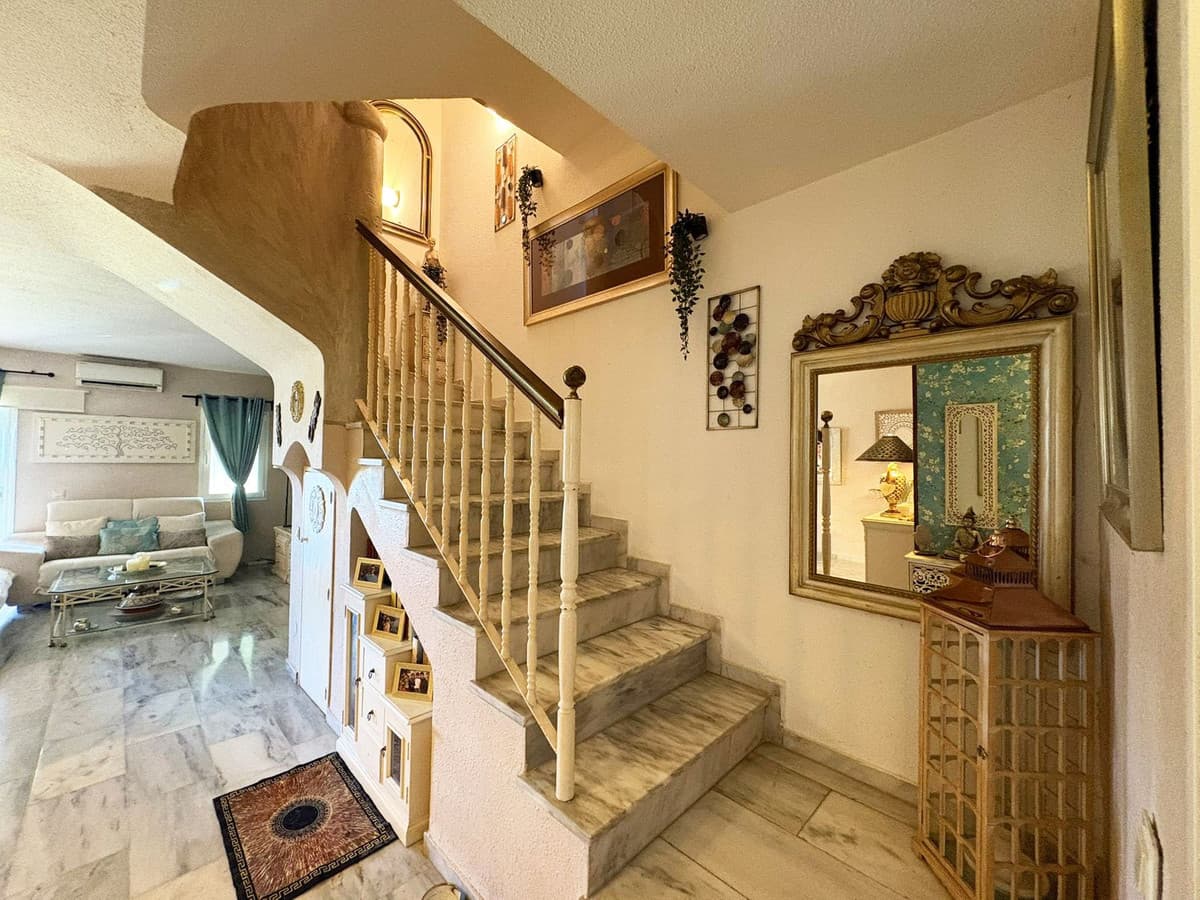 Semi-Detached House in Bel Air — photo 8 of 10