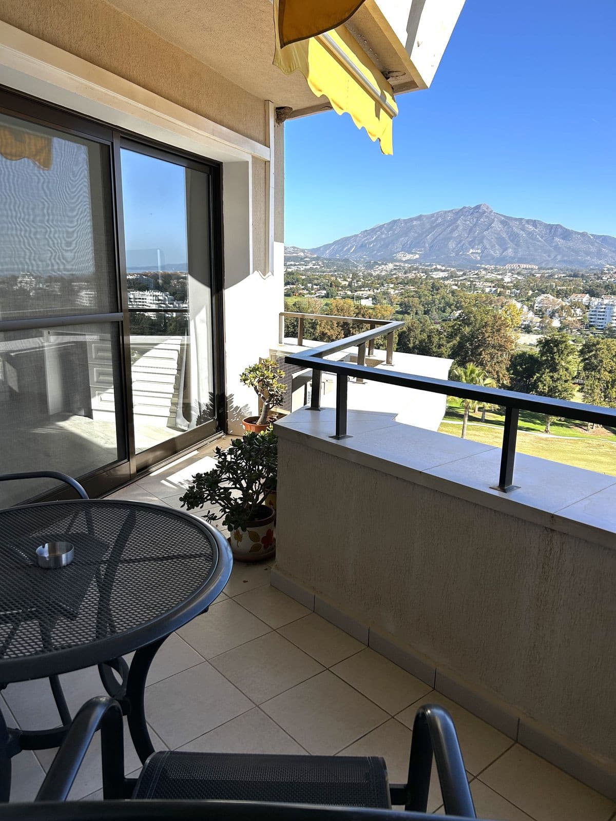Middle Floor Apartment in Estepona — photo 3 of 10