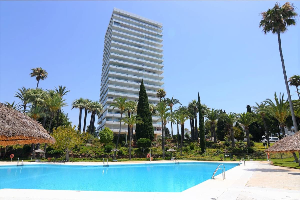 Middle Floor Apartment in Marbella — photo 1 of 10