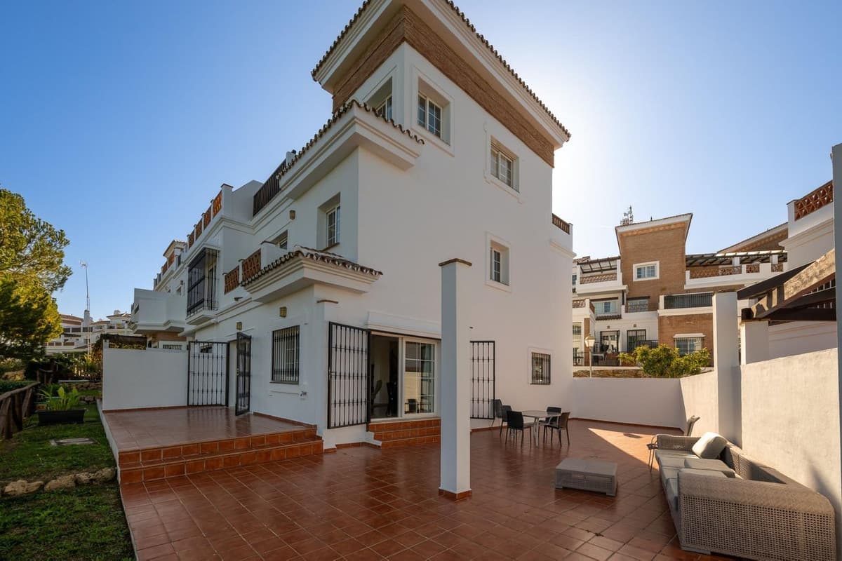 Townhouse in Alhaurín de la Torre — photo 1 of 10