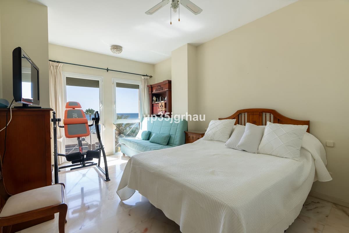 Middle Floor Apartment in Estepona — photo 3 of 10