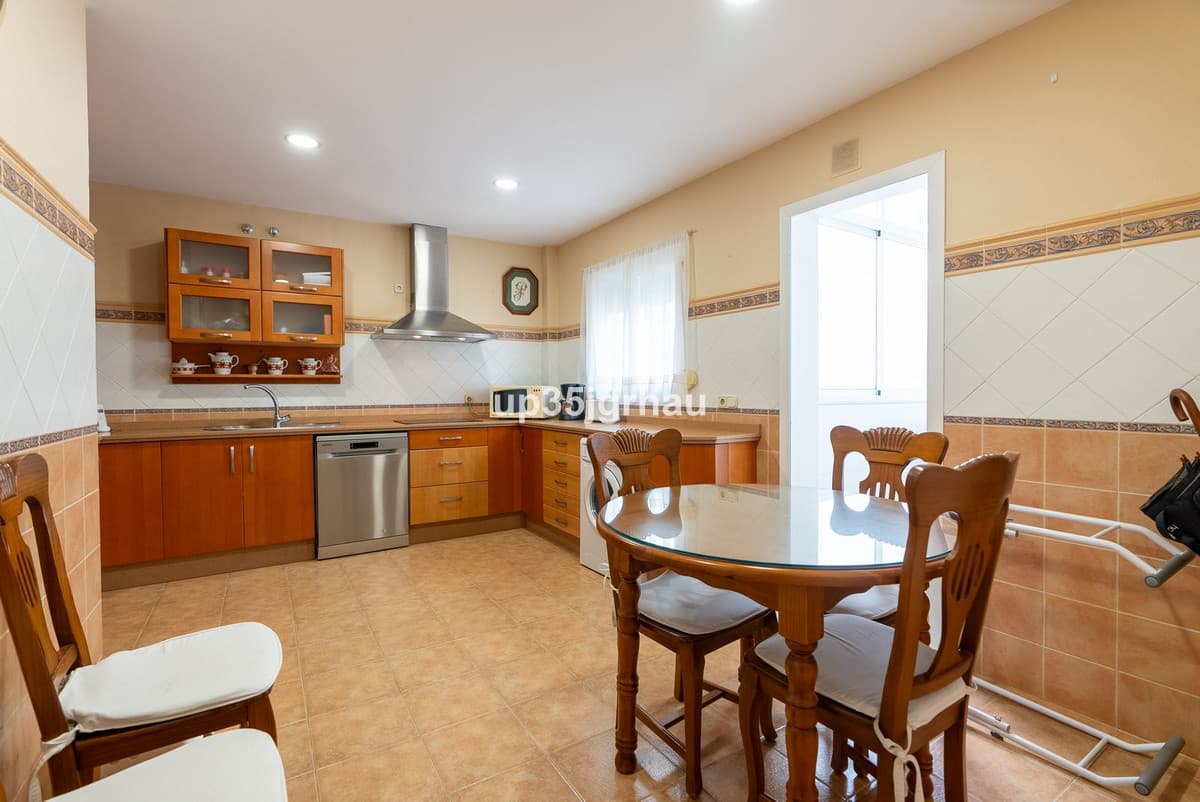 Middle Floor Apartment in Estepona — photo 4 of 10