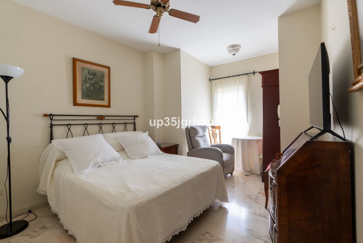 Middle Floor Apartment in Estepona — photo 7 of 10
