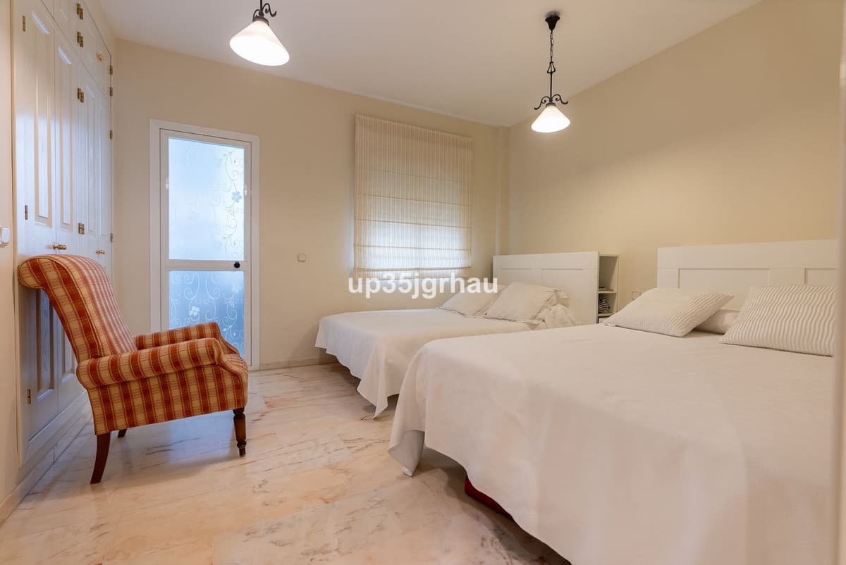 Middle Floor Apartment in Estepona — photo 8 of 10