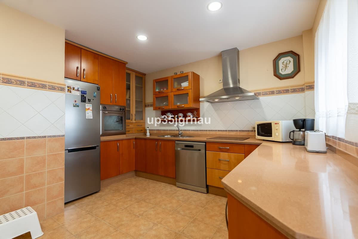 Middle Floor Apartment in Estepona — photo 9 of 10