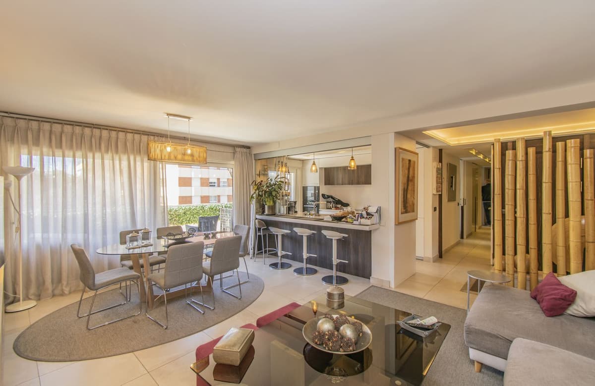 Middle Floor Apartment in Marbella — photo 1 of 10