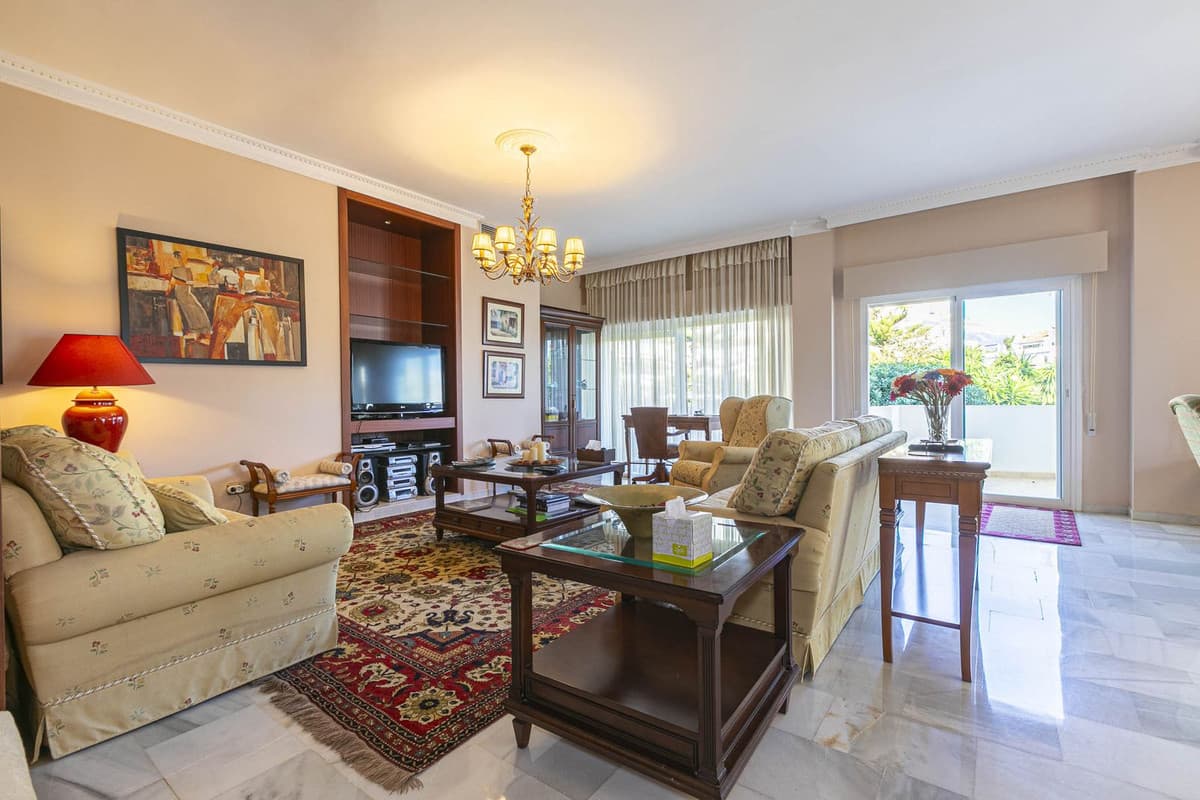 Middle Floor Apartment in Nueva Andalucía — photo 3 of 10