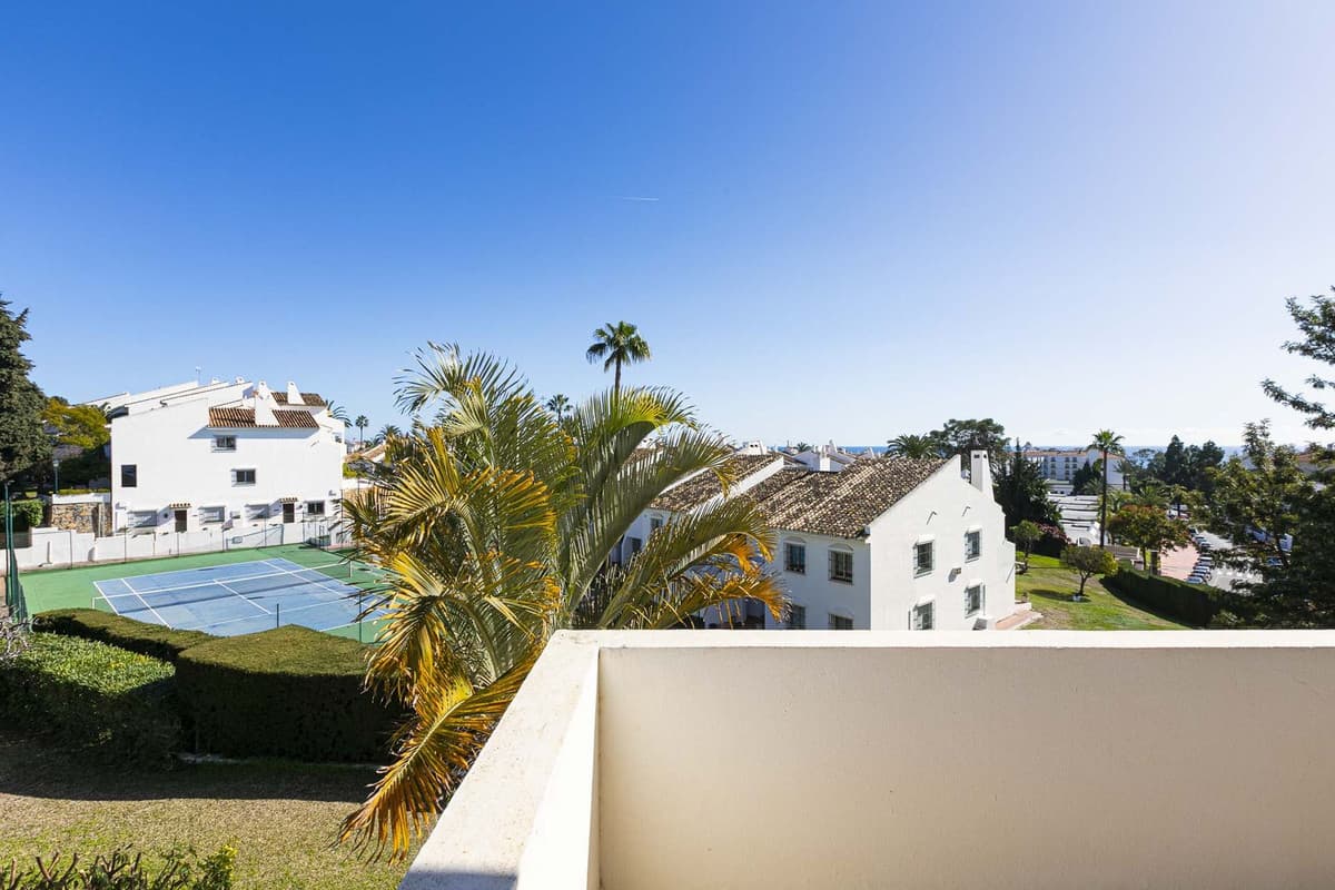 Middle Floor Apartment in Nueva Andalucía — photo 8 of 10