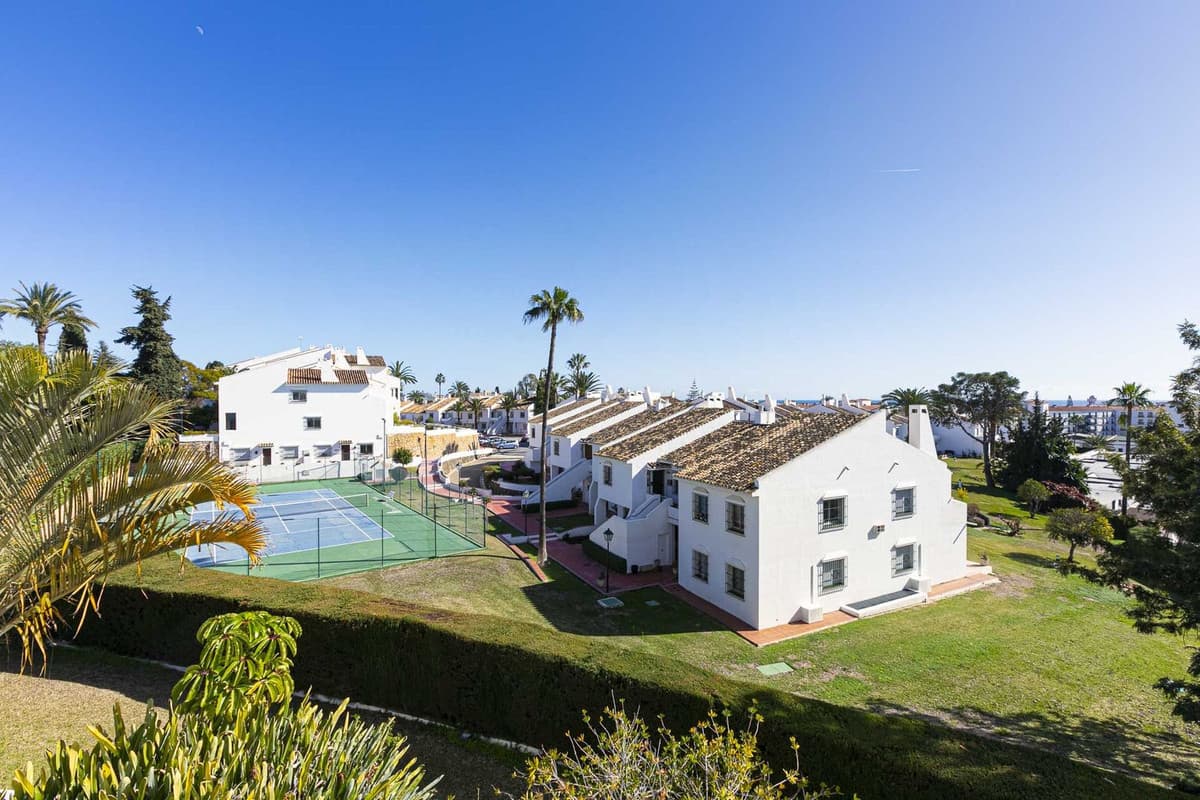 Middle Floor Apartment in Nueva Andalucía — photo 9 of 10