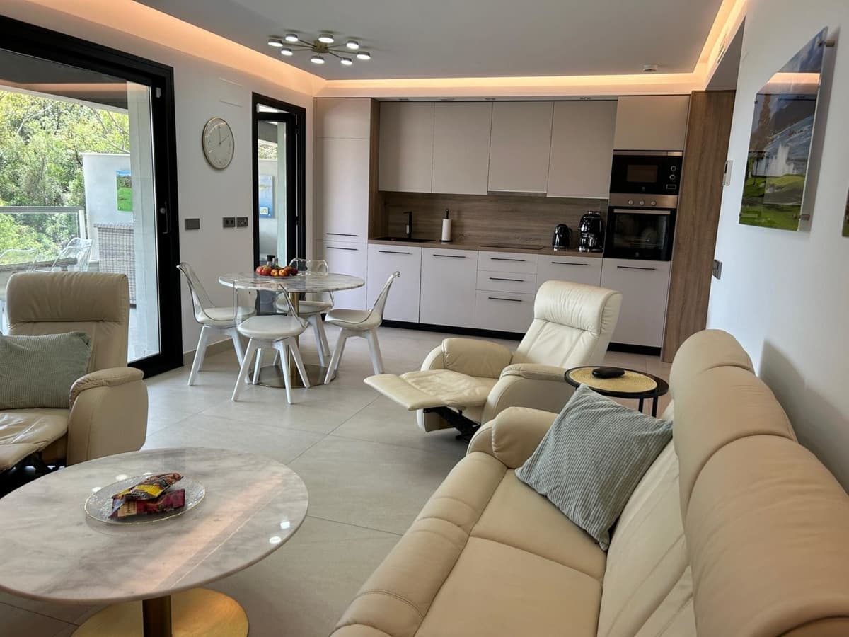 Middle Floor Apartment in La Quinta — photo 3 of 10