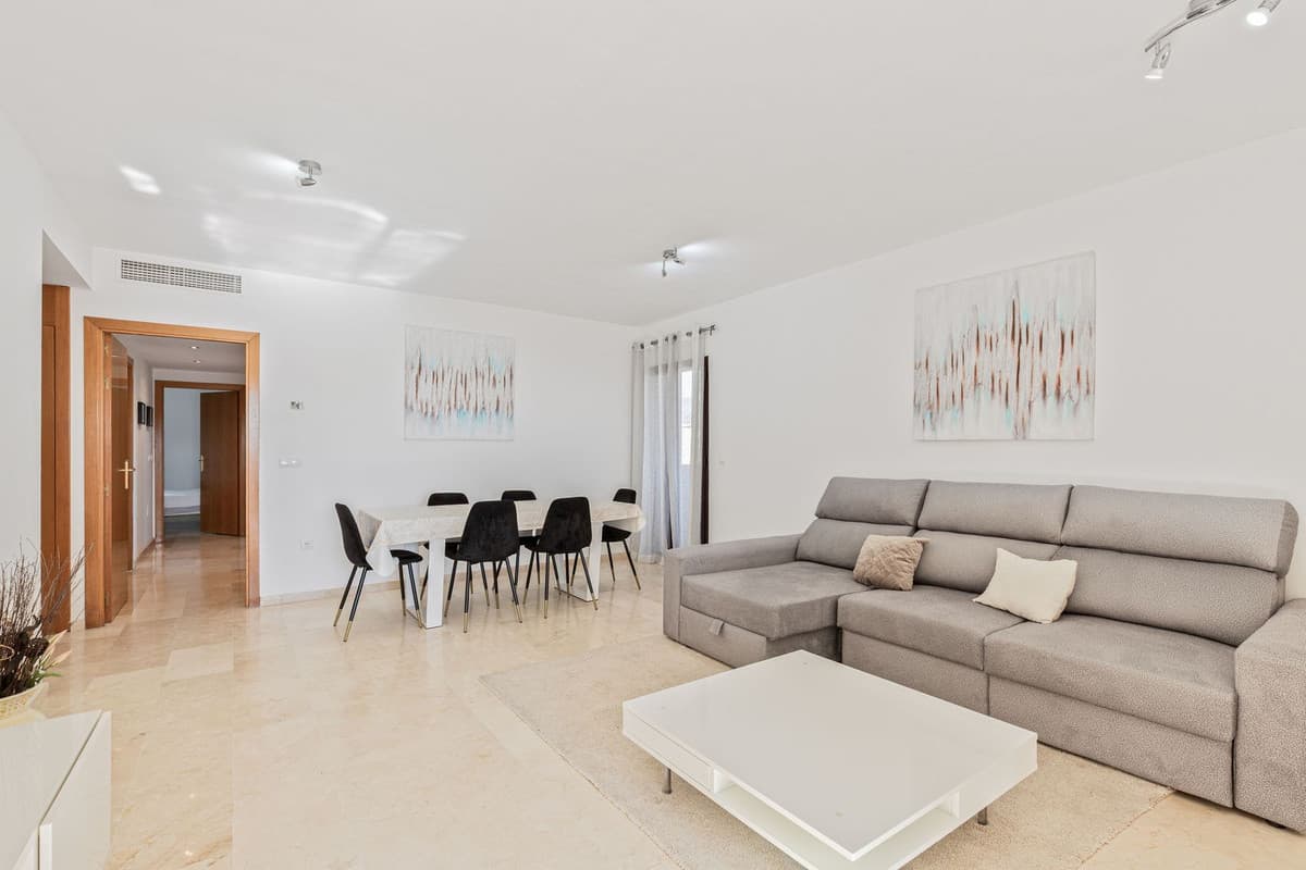Middle Floor Apartment in Estepona — photo 3 of 10