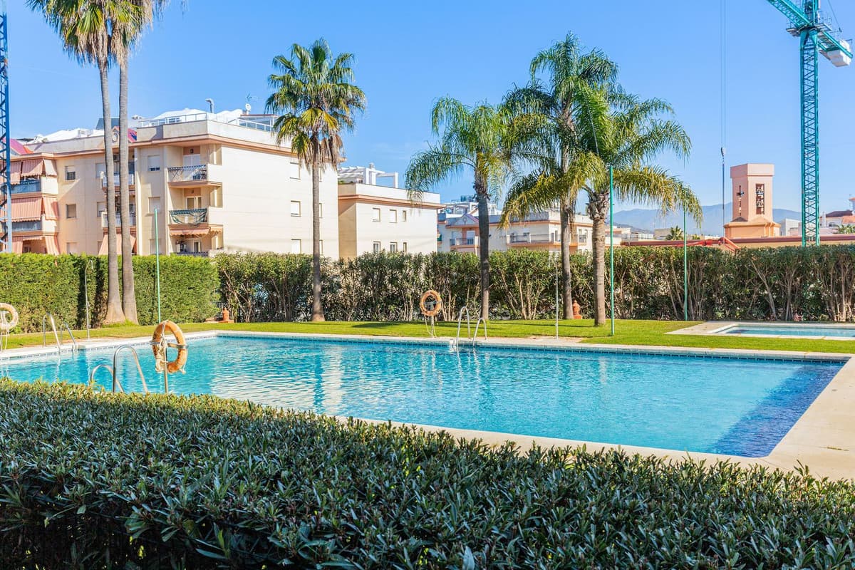 Middle Floor Apartment in Estepona — photo 5 of 10