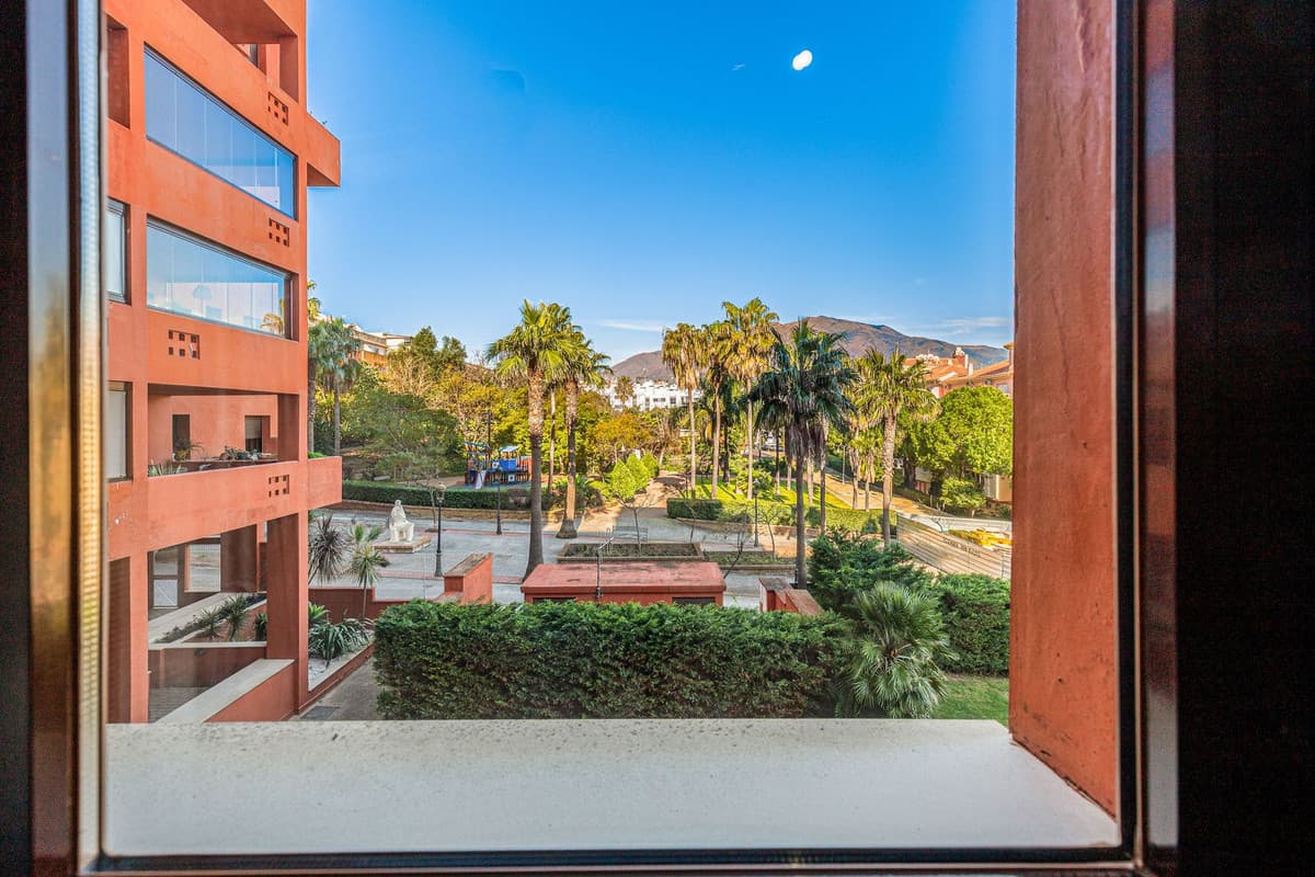 Middle Floor Apartment in Estepona — photo 7 of 10